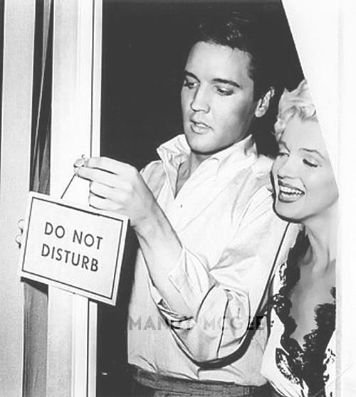 1956-ban Elvis ügynökei megálmodták a PR-szerelmet, ám Marilyn akkor még visszautasította a kirakatkapcsolat ajánlatát: bár imádta a reflektorfényt, az Elvis-őrület még számára is sok volt. A 10 évvel fiatalabb énekes azonban nem tudta elviselni, hogy hoppon maradt, úgyhogy egy titkos randevún végül csak beteljesedett az egyéjszakás románc. Minderről Byron Raphael, Elvis menedzserének az asszisztense mesélt, aki 50 évig őrizte a két szexszimbólum titkát.