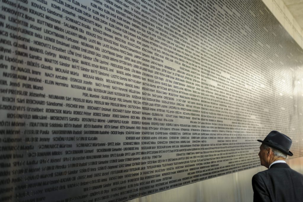 6000 zsidó áldozat neve a falon