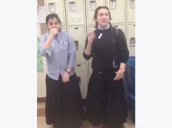 Ortodox lányok rappelnek titokban! Videó
