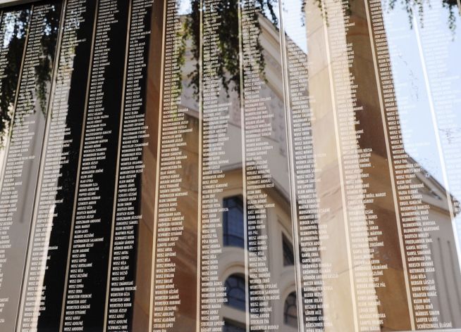 Áldozatok emlékfala a Holokauszt Emlékközpontban