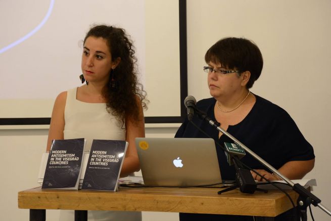 Félix Anikó és Barna Ildikó a Modern antiszemitizmus a visegrádi országokban című tanulmánykötet bemutatóján (Fotó: facebook.com/TomLantosInstitute)