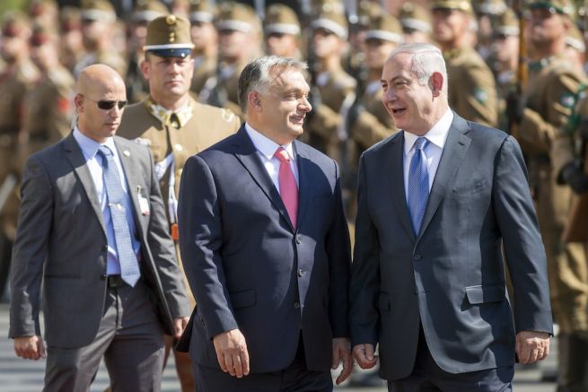 Orbán Viktor miniszterelnök katonai tiszteletadással fogadja Benjámin Netanjahu izraeli kormányfőt a Parlament előtti Kossuth téren (Fotó: Mohai Balázs/MTI) 
