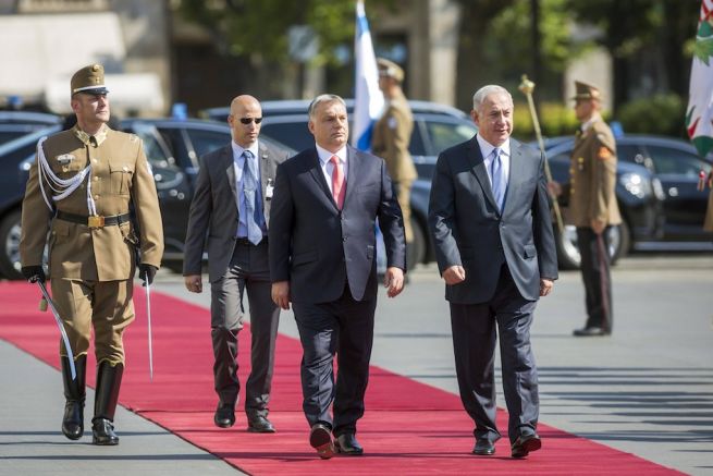 Orbán Viktor miniszterelnök katonai tiszteletadással fogadja Benjámin Netanjahu izraeli kormányfőt a Parlament előtti Kossuth téren (Fotó: Mohai Balázs/MTI) 