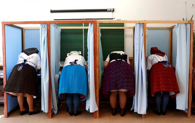 Asszonyok népviseletben szavaznak Veresegyházán (Fotó: Reuters)