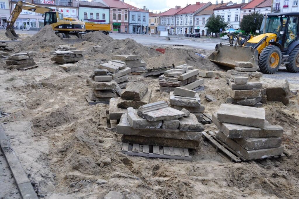 Több mint 150 zsidó sírkövet találtak egy lengyel város piactere alatt
