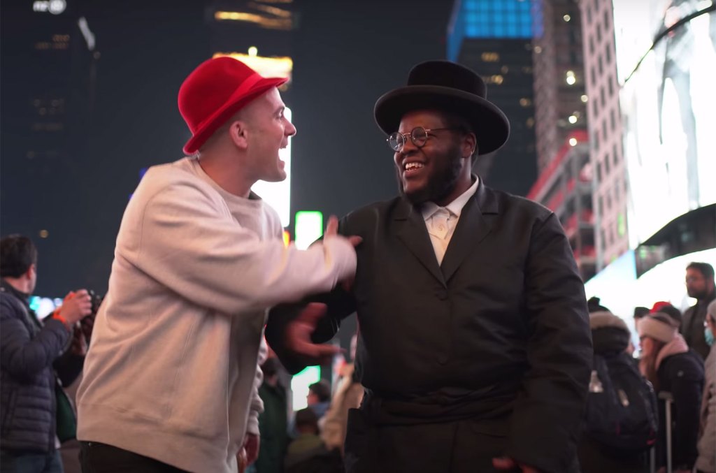 Adam Sandler híres hanukai slágerét remixeli New York utcáin a zsidó hip-hop két királya  