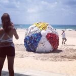 200 kiló műanyag szemétből készült strandlabda Tel Avivban