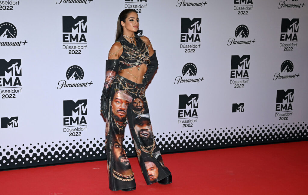 Izraeli popsztár különleges ruhájával hívta fel a figyelmet az antiszemitizmusra az MTV-gálán
