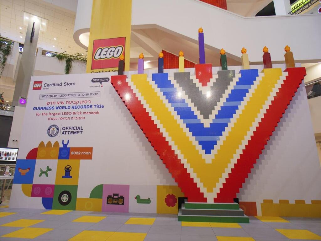Tel-Avivban épült meg a világ legnagyobb LEGO-hanukiája