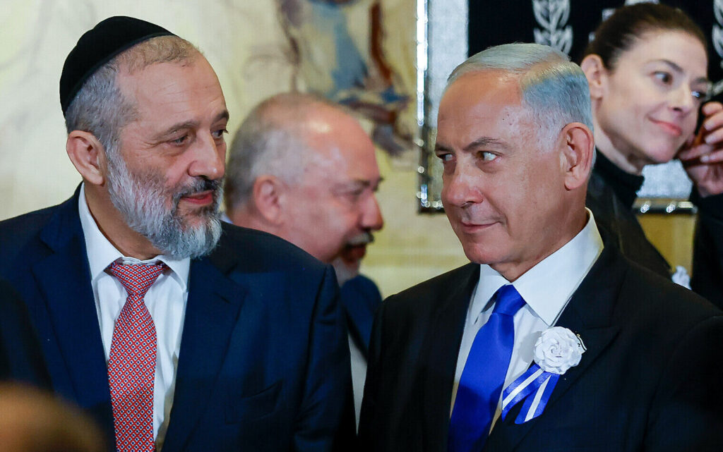Netanyahu kirúgta, de később visszavenné az adócsalásért elítélt minisztert
