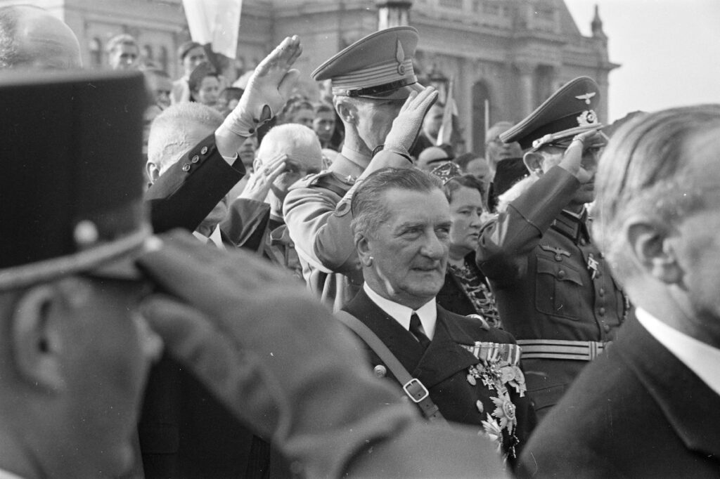 Mazsihisz: Horthy cserbenhagyta a zsidóságot és átadta őket a náciknak