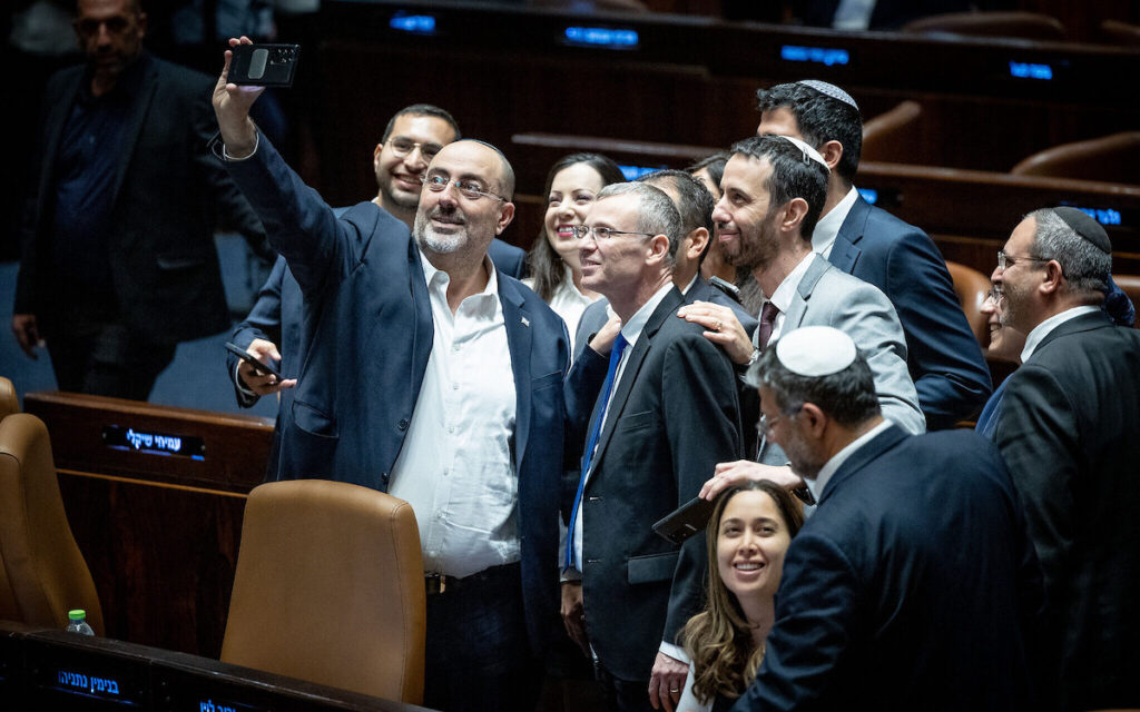 A tiltakozások ellenére az izraeli parlament elfogadta a bíróságok hatáskörét korlátozó törvényt