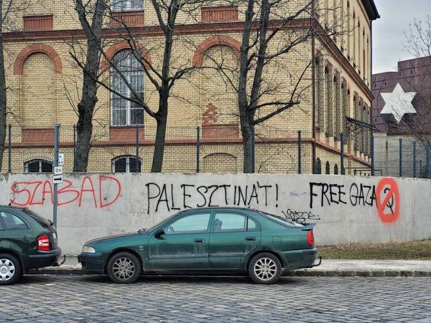Palesztina szabadulását követelték a Sorsok Háza kerítésére mázolva